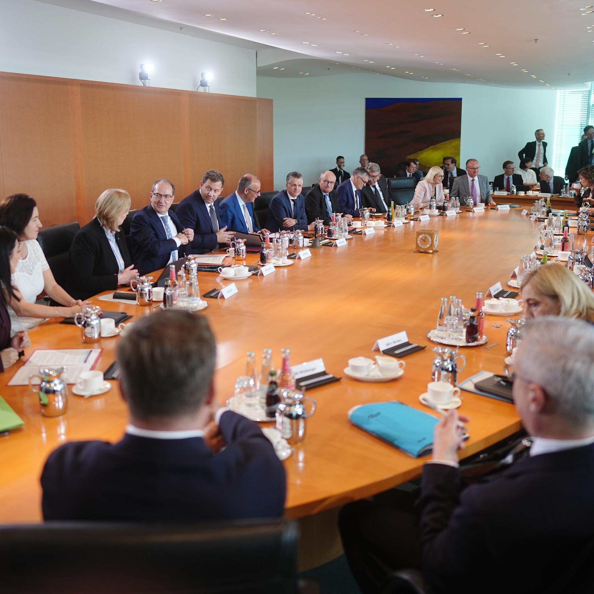 Bundeskanzler Friedrich Merz (CDU) und Lars Klingbeil (SPD), Bundesminister der Finanzen, Vizekanzler und SPD-Bundesvorsitzender nehmen an der Sitzung des Bundeskabinetts im Bundeskanzleramt teil.