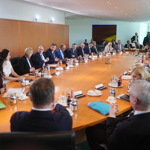 Bundeskanzler Friedrich Merz (CDU) und Lars Klingbeil (SPD), Bundesminister der Finanzen, Vizekanzler und SPD-Bundesvorsitzender nehmen an der Sitzung des Bundeskabinetts im Bundeskanzleramt teil.
