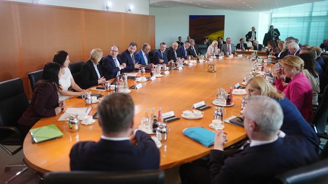 Bundeskanzler Friedrich Merz (CDU) und Lars Klingbeil (SPD), Bundesminister der Finanzen, Vizekanzler und SPD-Bundesvorsitzender nehmen an der Sitzung des Bundeskabinetts im Bundeskanzleramt teil.