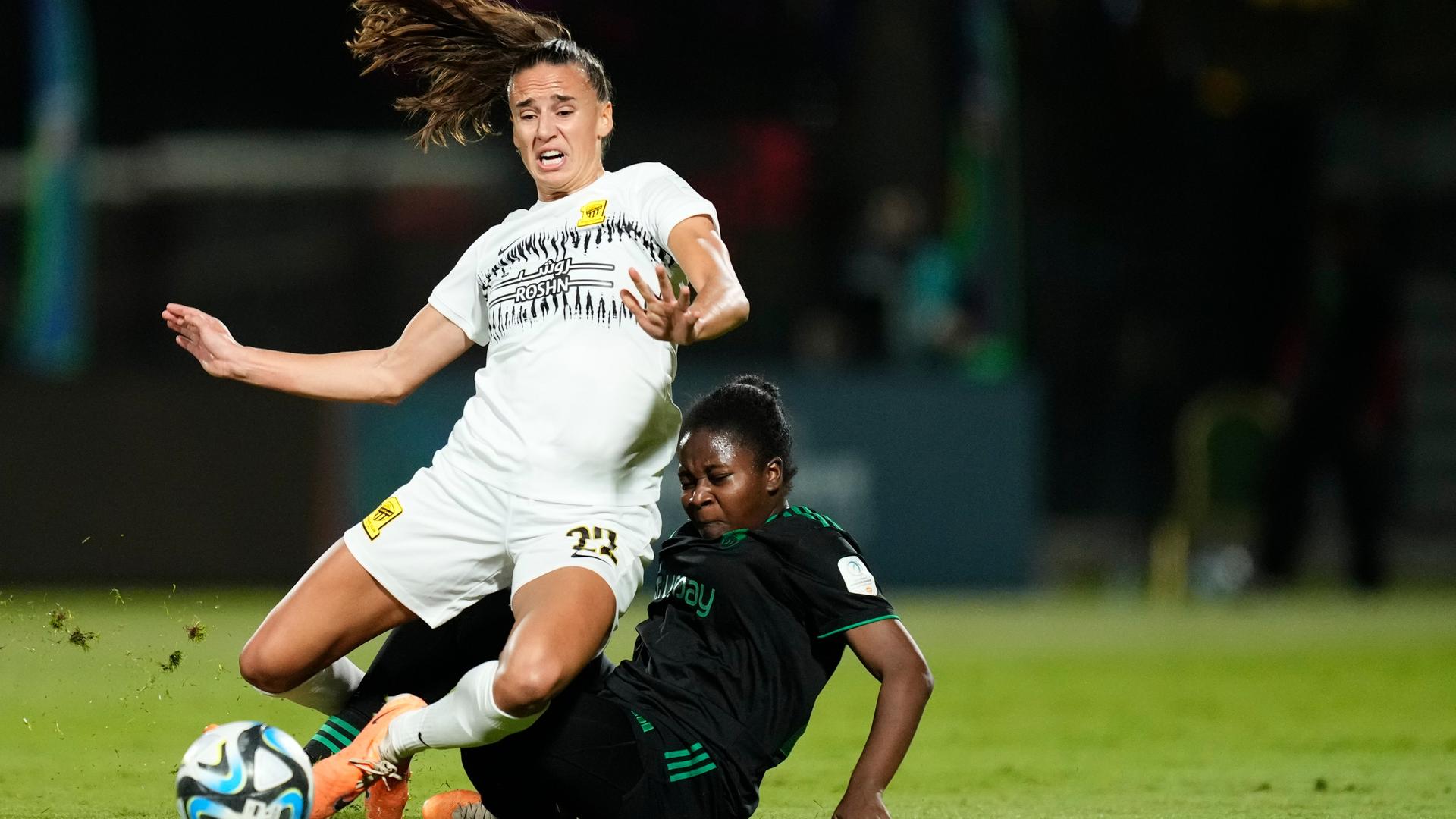 Ashleigh Megan Plumptre von Al Ittihad und Moluk Hawsawi von Al Ahli kämpfen um den Ball während des Spiels der Frauen-Premier-League zwischen Al Ahli FC und Al Ittihad FC im Al Ahli Club am 14. Dezember 2023 in Jeddah, Saudi-Arabien.