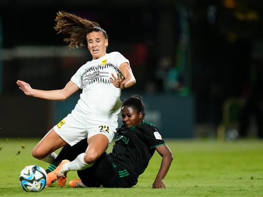 Ashleigh Megan Plumptre von Al Ittihad und Moluk Hawsawi von Al Ahli kämpfen um den Ball während des Spiels der Frauen-Premier-League zwischen Al Ahli FC und Al Ittihad FC im Al Ahli Club am 14. Dezember 2023 in Jeddah, Saudi-Arabien.