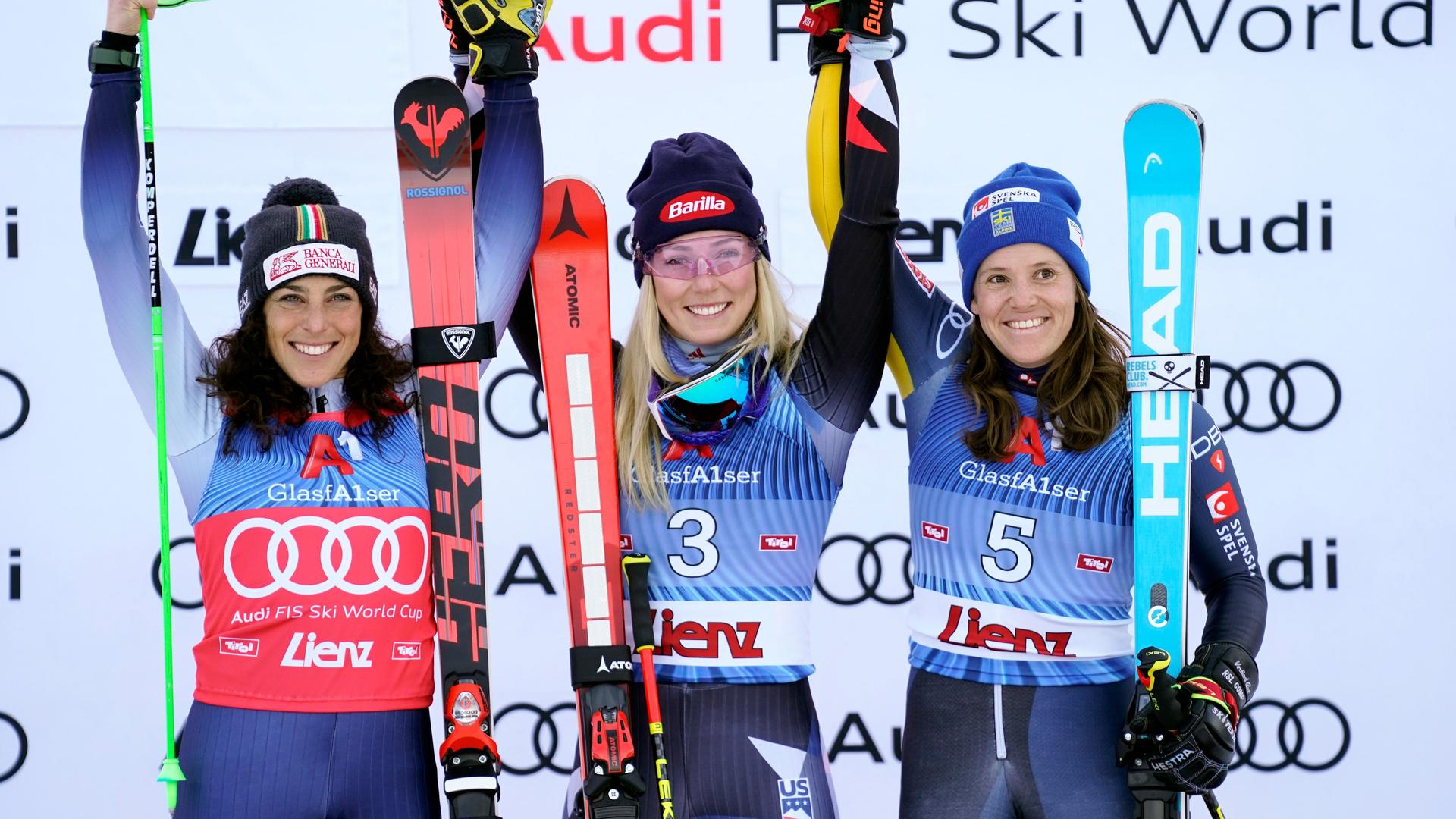 US-Ski-Star Mikaela Shiffrin (Mitte) jubelt nach dem Riesenslalom in Lienz mit der zweitplatzierten Italienerin Federica Brignone (links) und der drittplatzierten Schwedin Sara Hector (rechts).