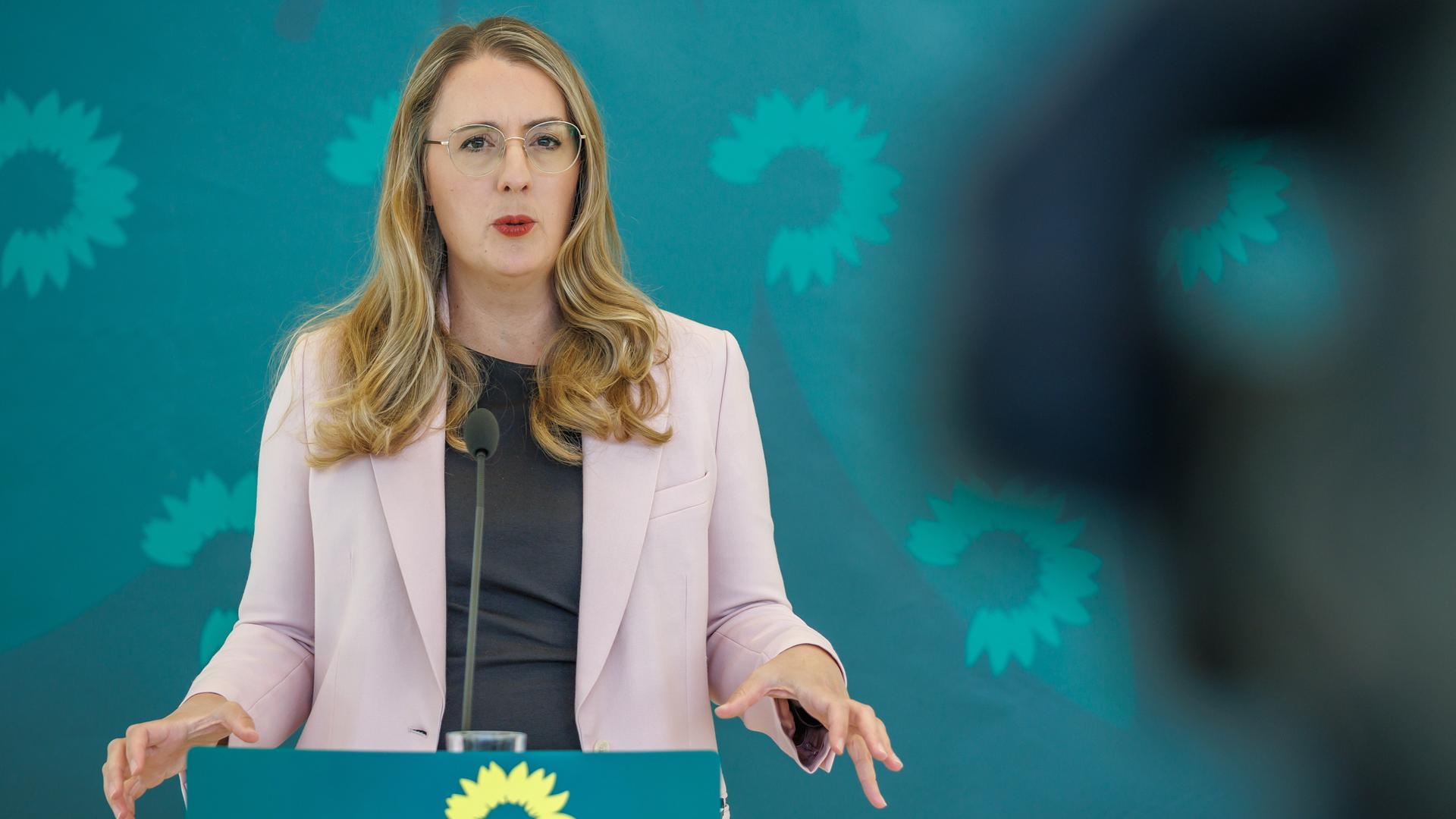 Eine Frau, die Bundestagsfraktionschefinnen von Bündnis 90/Die Grünen Katharina Dröge, steht hinter einem Rednerpult und spricht.