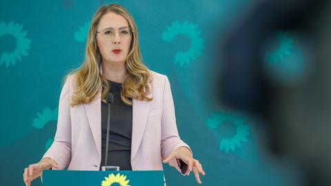 Eine Frau, die Bundestagsfraktionschefinnen von Bündnis 90/Die Grünen Katharina Dröge, steht hinter einem Rednerpult und spricht.