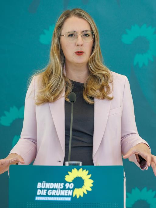 Eine Frau, die Bundestagsfraktionschefinnen von Bündnis 90/Die Grünen Katharina Dröge, steht hinter einem Rednerpult und spricht. Eine Frau, die Bundestagsfraktionschefinnen von Bündnis 90/Die Grünen Katharina Dröge, steht hinter einem Rednerpult und spricht.