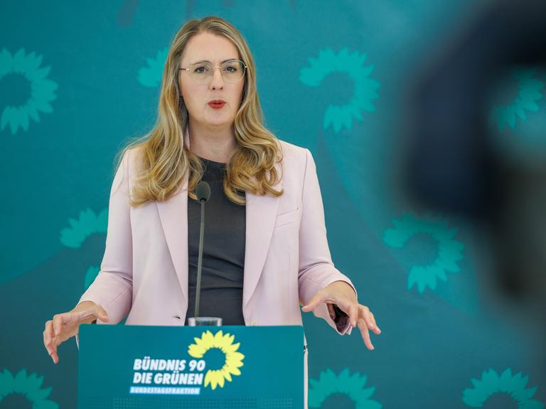 Eine Frau, die Bundestagsfraktionschefinnen von Bündnis 90/Die Grünen Katharina Dröge, steht hinter einem Rednerpult und spricht. Eine Frau, die Bundestagsfraktionschefinnen von Bündnis 90/Die Grünen Katharina Dröge, steht hinter einem Rednerpult und spricht.