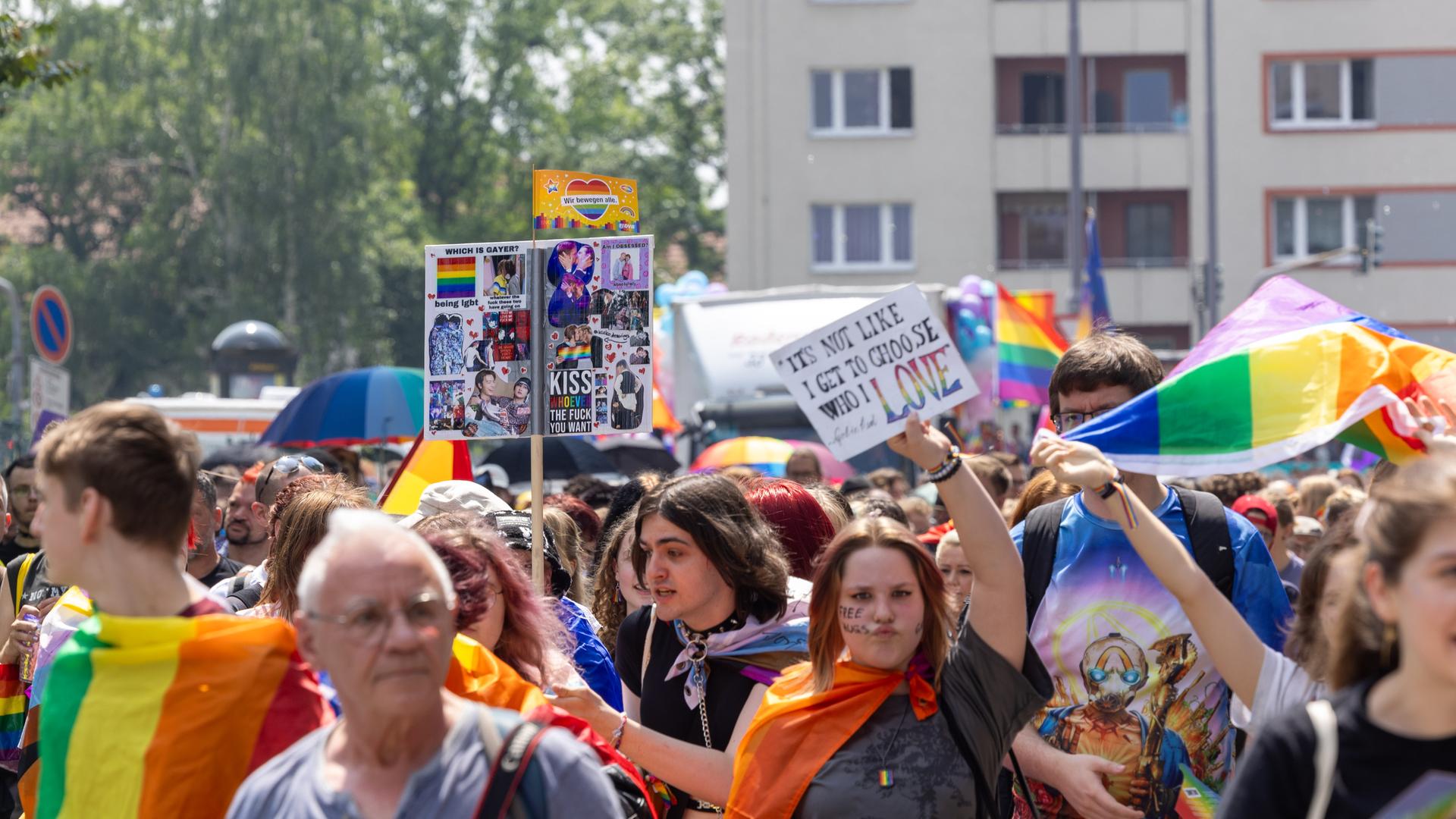 Die Parade zum Christopher Street Day in der Sächsischen Landeshauptstadt 