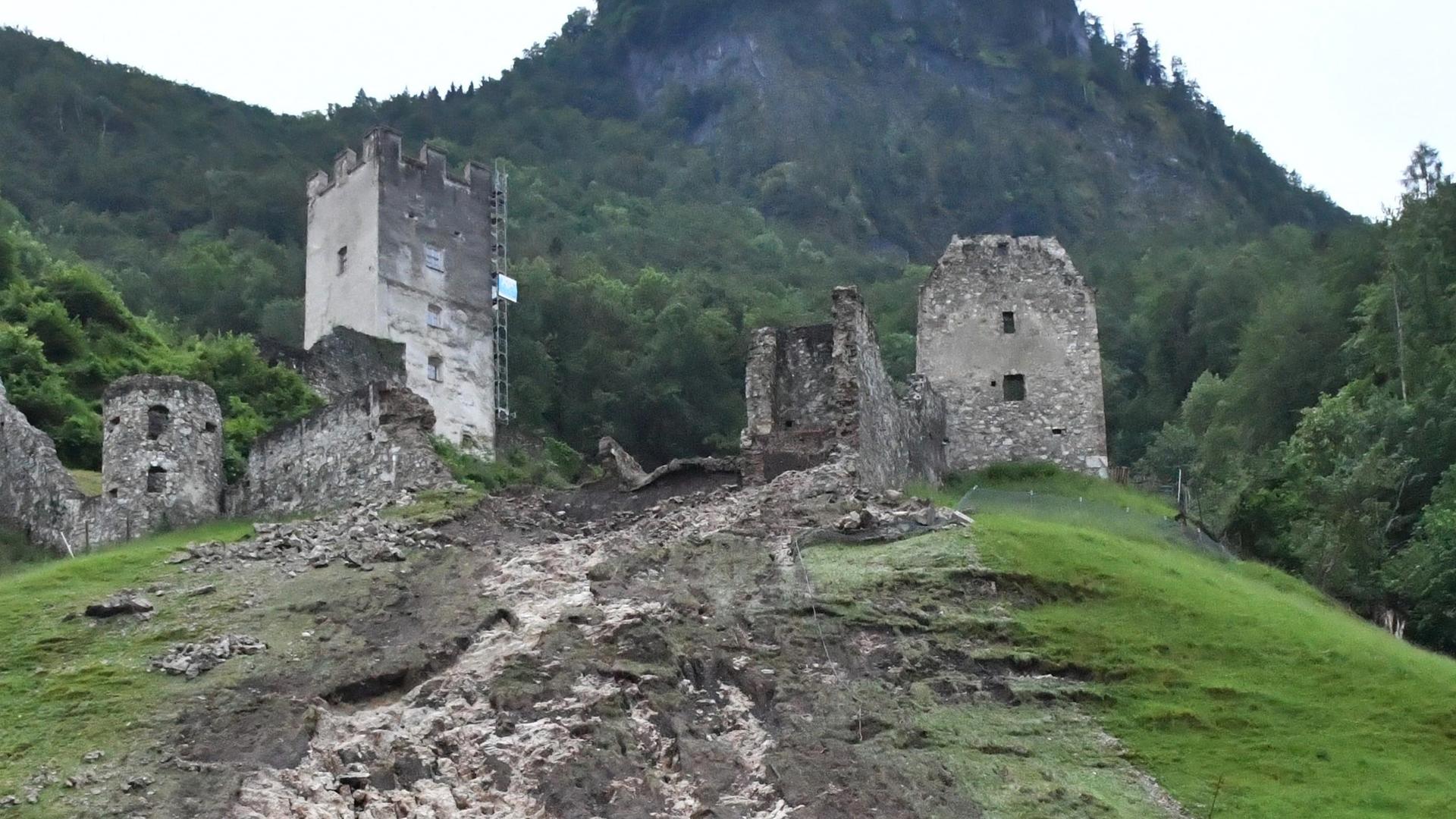 Teile der Burg-Ruine Falken-Stein sind nach heftigen Regen-Fällen abgerutscht.
