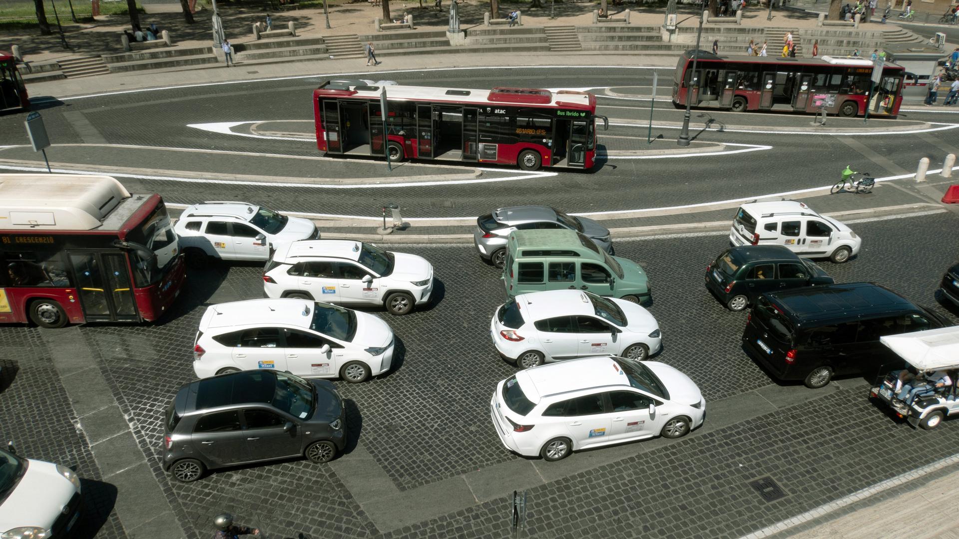 Autos und Busse im Strassenverkehr in Rom Autos und Busse im Strassenverkehr in Rom