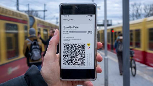 Das Bild zeigt ein Smart-Phone. Es zeigt das Deutschland-Ticket an.