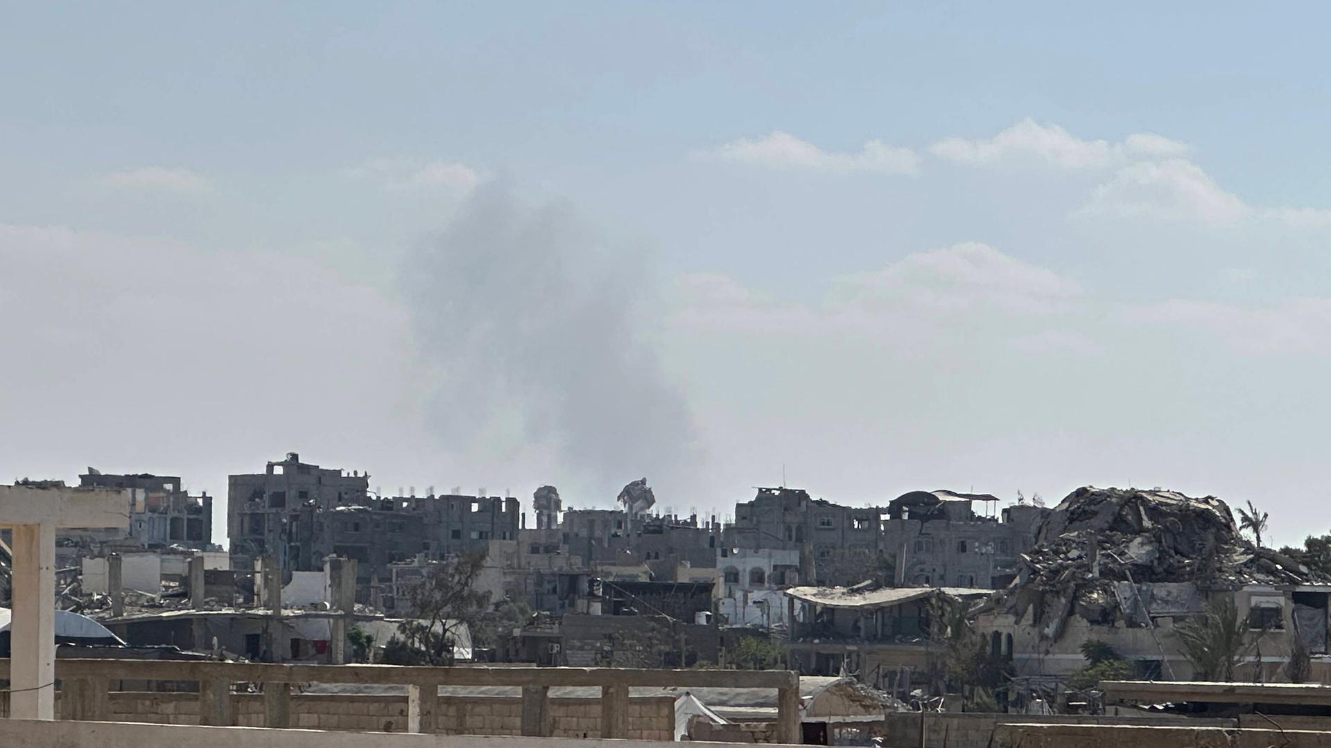 Rauch über den Gebäuden der Stadt Rafah
