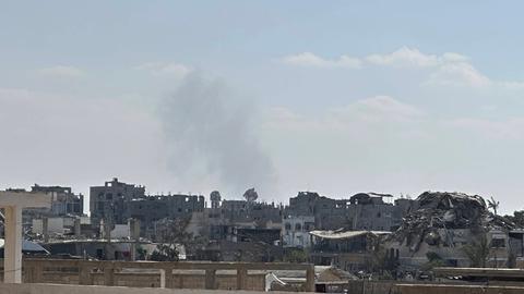 Rauch über den Gebäuden der Stadt Rafah