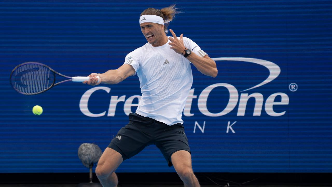 Alexander Zverev spielt den Ball bei den Cincinnati Open im Lindner Family Tennis Center in Mason, Ohio (USA), gegen Tommy Paul aus den USA.