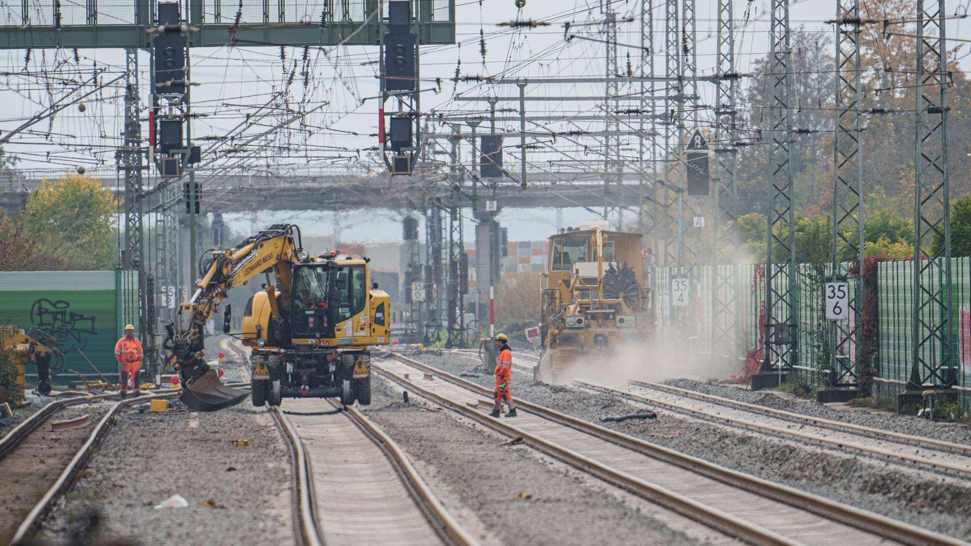 Gleisen Sie Arbeiten auf einer Zugbaustelle (Archivbild).