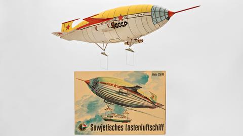 Zwei sowjetische Raumschiff-Entwürfe aus der Ausstellung "Fetisch Zukunft. Utopien der dritten Dimension" im Zeppelin-Museum Friedrichshafen. 