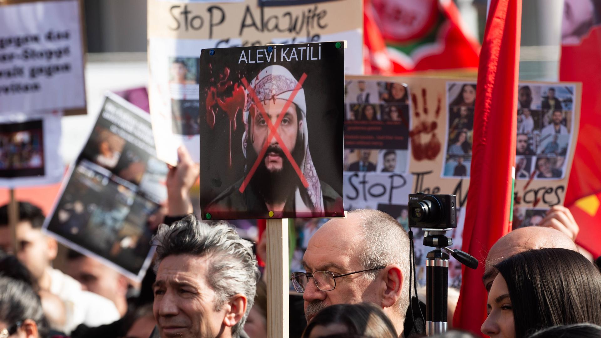 Menschen nehmen am 15. März 2025 an einer großen Demonstration gegen Tötung und Gewalt gegen die alawitische Minderheit in Syrien in Köln teil