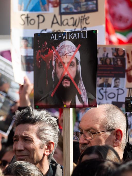 Menschen nehmen am 15. März 2025 an einer großen Demonstration gegen Tötung und Gewalt gegen die alawitische Minderheit in Syrien in Köln teil