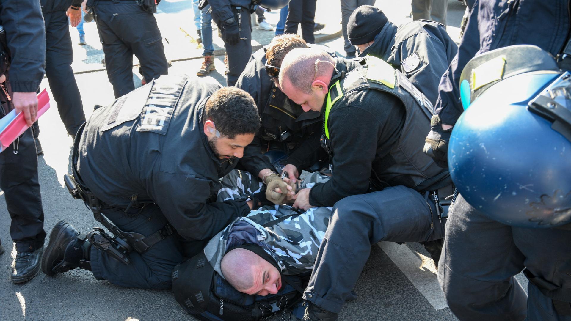 Das Bild zeigt die Festnahme eines Demonstranten in Berlin während einer Kundgebung von Rechtsextremisten. 