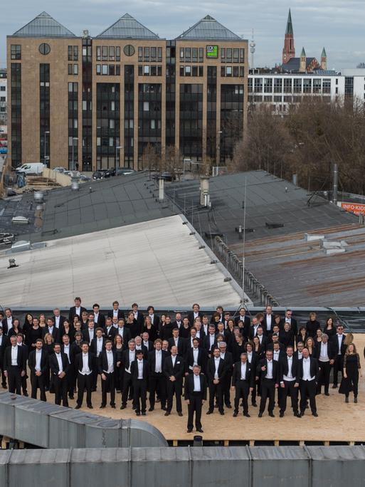 Ein Sinfonieorchester steht auf dem Dach eines Gebäudes