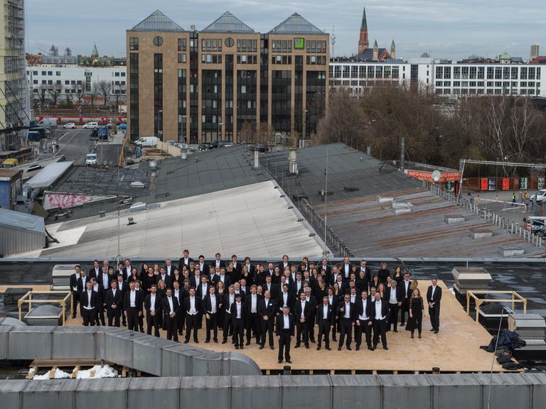 Ein Sinfonieorchester steht auf dem Dach eines Gebäudes