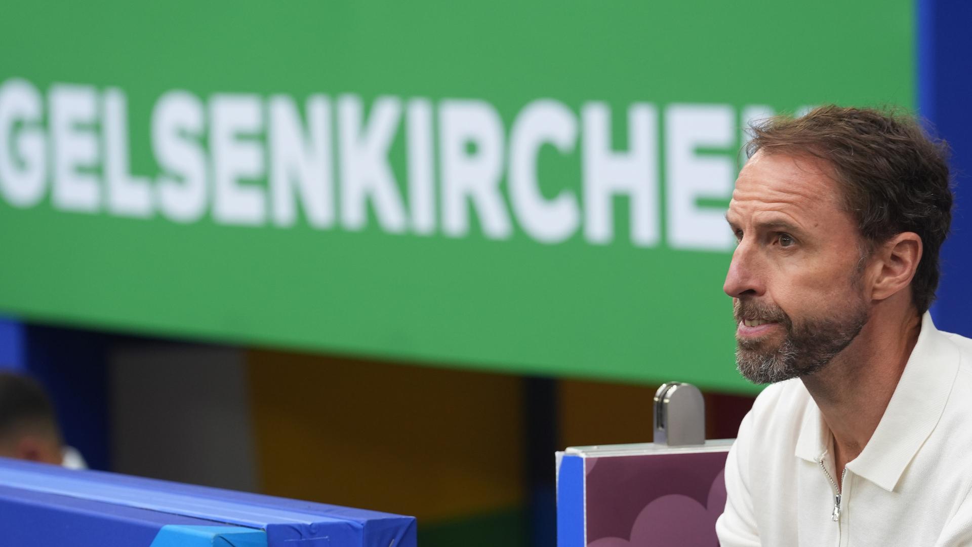 Gareth Southgate nimmt während der EM an einer Pressekonferenz teil.