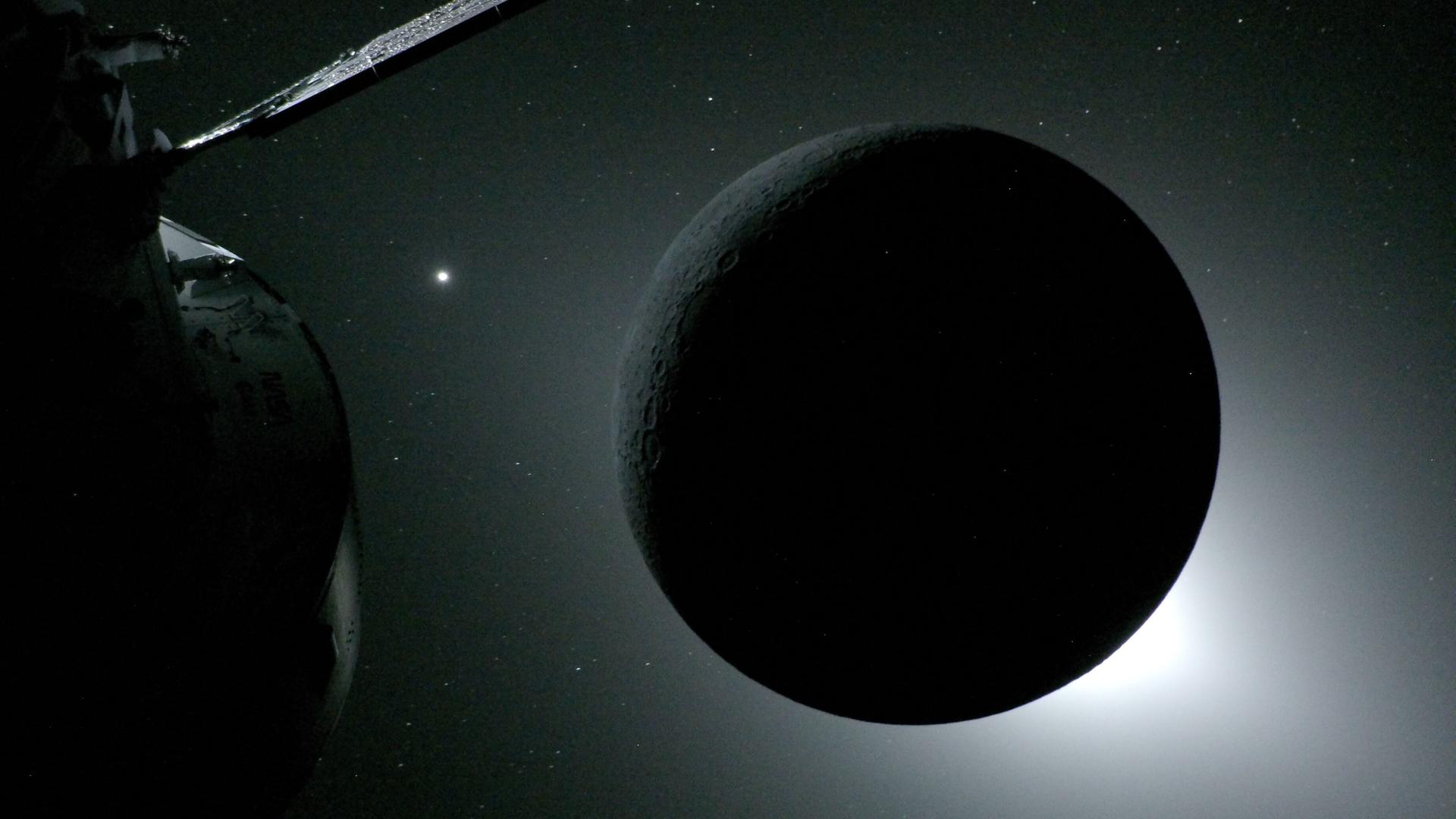 Sonnenfinsternis hinter dem Mond: Links und rechts der Mondscheibe leuchtet diffus das Zodiakallicht, vom Staub des Planetensystems gestreutes Sonnenlicht. Der helle Lichtpunkt links ist die Venus Sonnenfinsternis hinter dem Mond: Links und rechts der Mondscheibe leuchtet diffus das Zodiakallicht, vom Staub des Planetensystems gestreutes Sonnenlicht. Der helle Lichtpunkt links ist die Venus