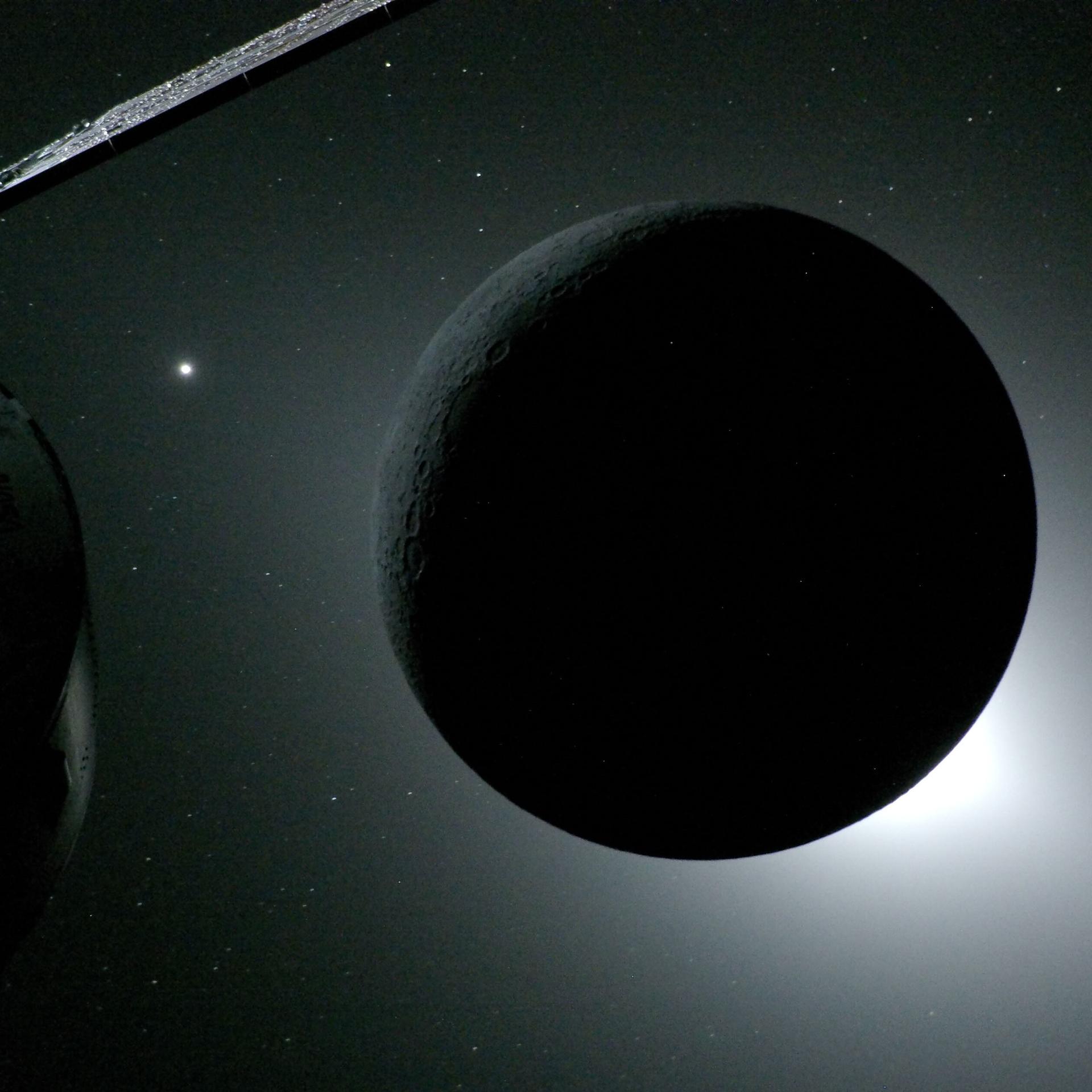 Neumond - Sonnenfinsternis hinter dem Mond