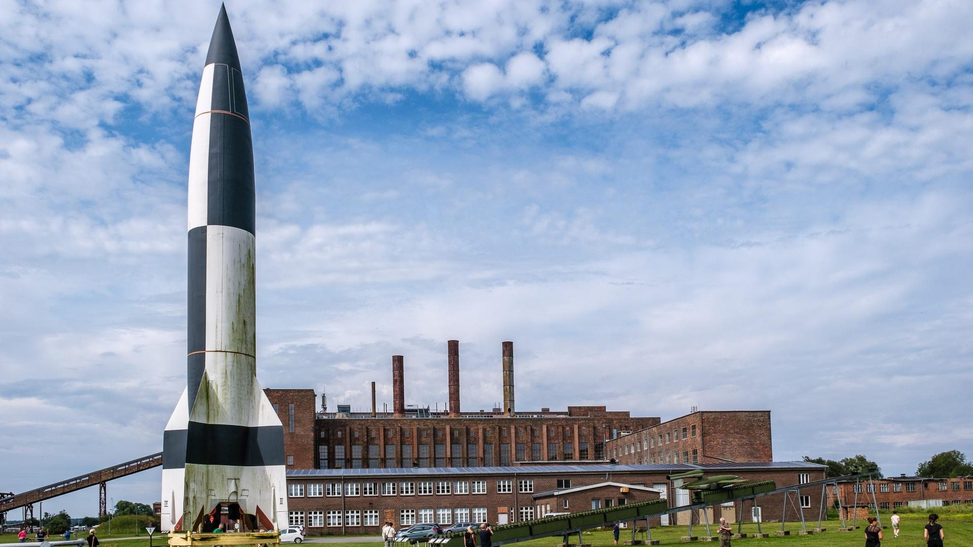 Eine V2-Rakete steht in Peenemünde vor einem ehemaligen Heizkraftwerk, das jetzt ein Museum ist