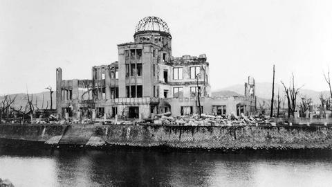 Scharzweißfotografie einer skeletösen Ruine eines einst großen Gebäudes. Besonders markant ist die Kuppelkonstruktion.