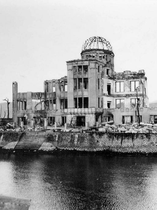 Scharzweißfotografie einer skeletösen Ruine eines einst großen Gebäudes. Besonders markant ist die Kuppelkonstruktion.