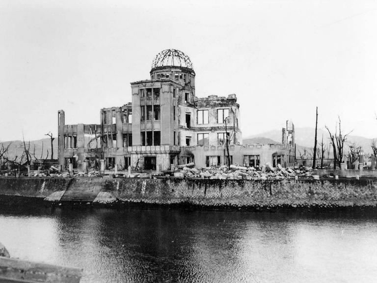 Scharzweißfotografie einer skeletösen Ruine eines einst großen Gebäudes. Besonders markant ist die Kuppelkonstruktion.