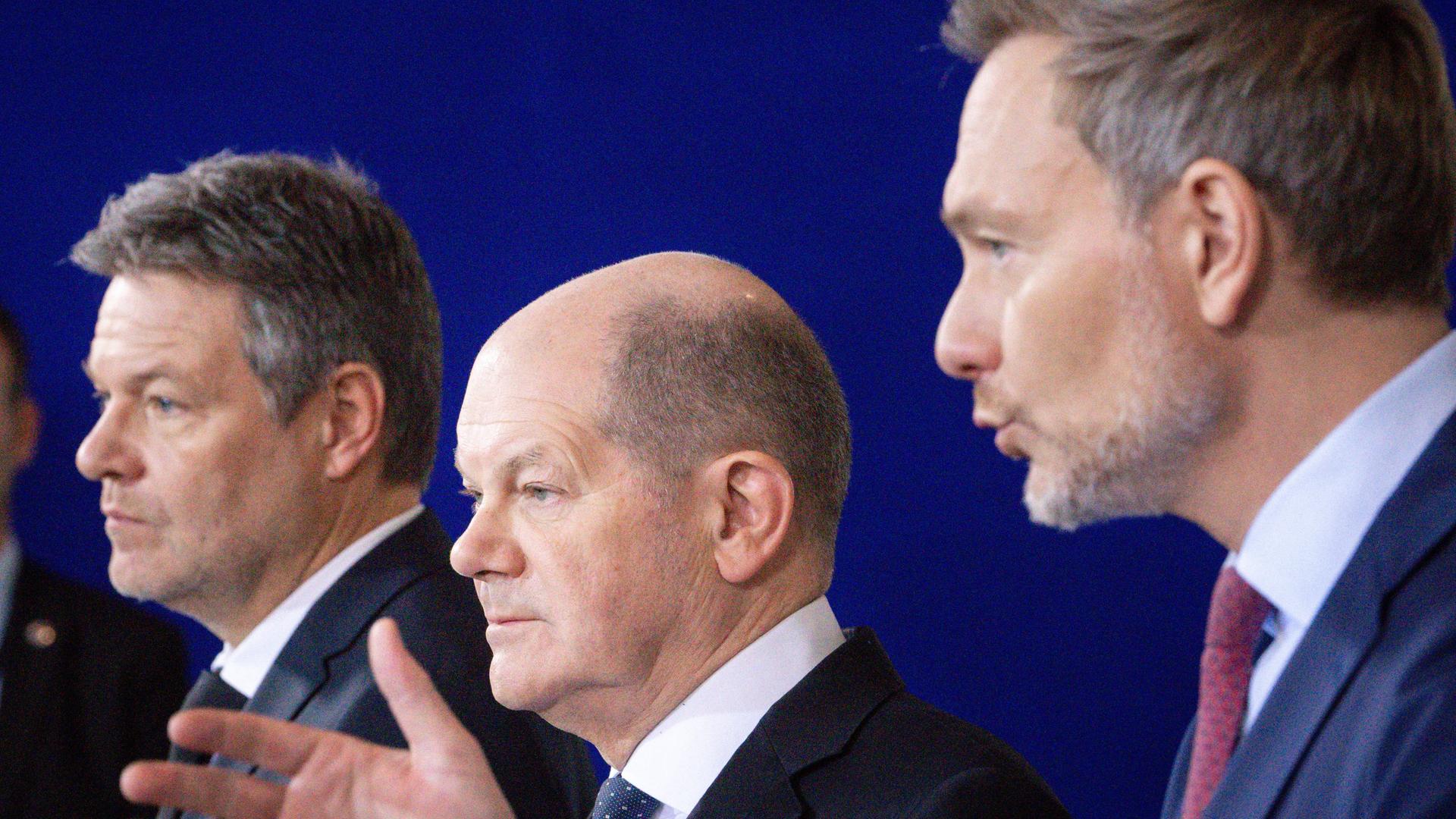 Bundeswirtschaftsminister Robert Habeck, Bundeskanzler Olaf Scholz und Bundesfinanzminister Christian Lindner Bundeswirtschaftsminister Robert Habeck, Bundeskanzler Olaf Scholz und Bundesfinanzminister Christian Lindner