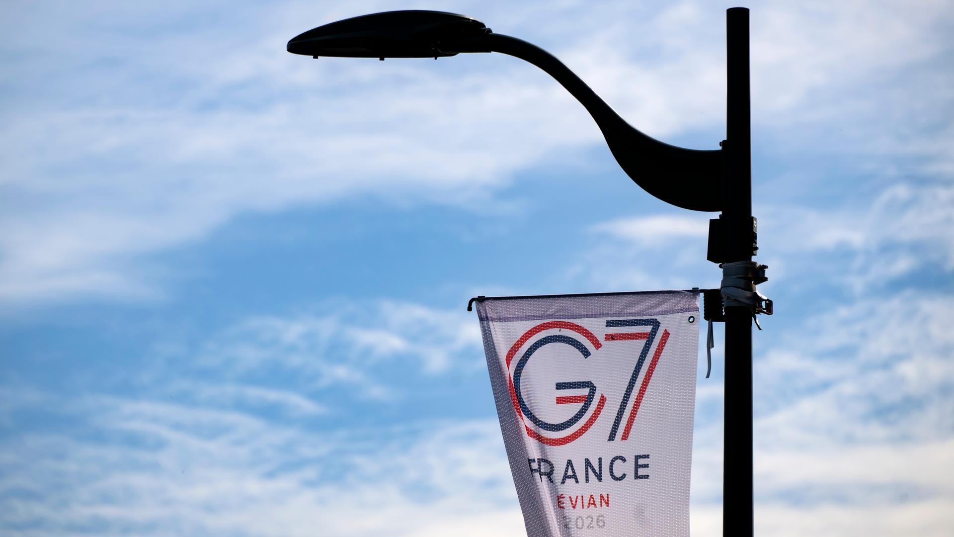 Eine Fahne mit dem G7-Logo hängt an einer Laterne im französischen Evian. Eine Fahne mit dem G7-Logo hängt an einer Laterne im französischen Evian.