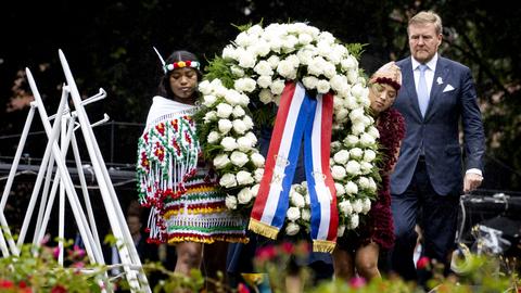 Der niederländische König Willem-Alexander legt in Amsterdam einen Kranz nieder in Gedenken an die Opfer der Sklaverei