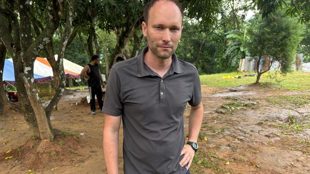 Der Deutsche Manuel Münch steht in einem Armeecamp in Nepal.