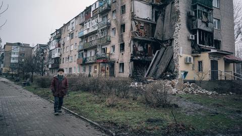 Zerstörte Häuser in der ukrainischen Stadt Bachmut