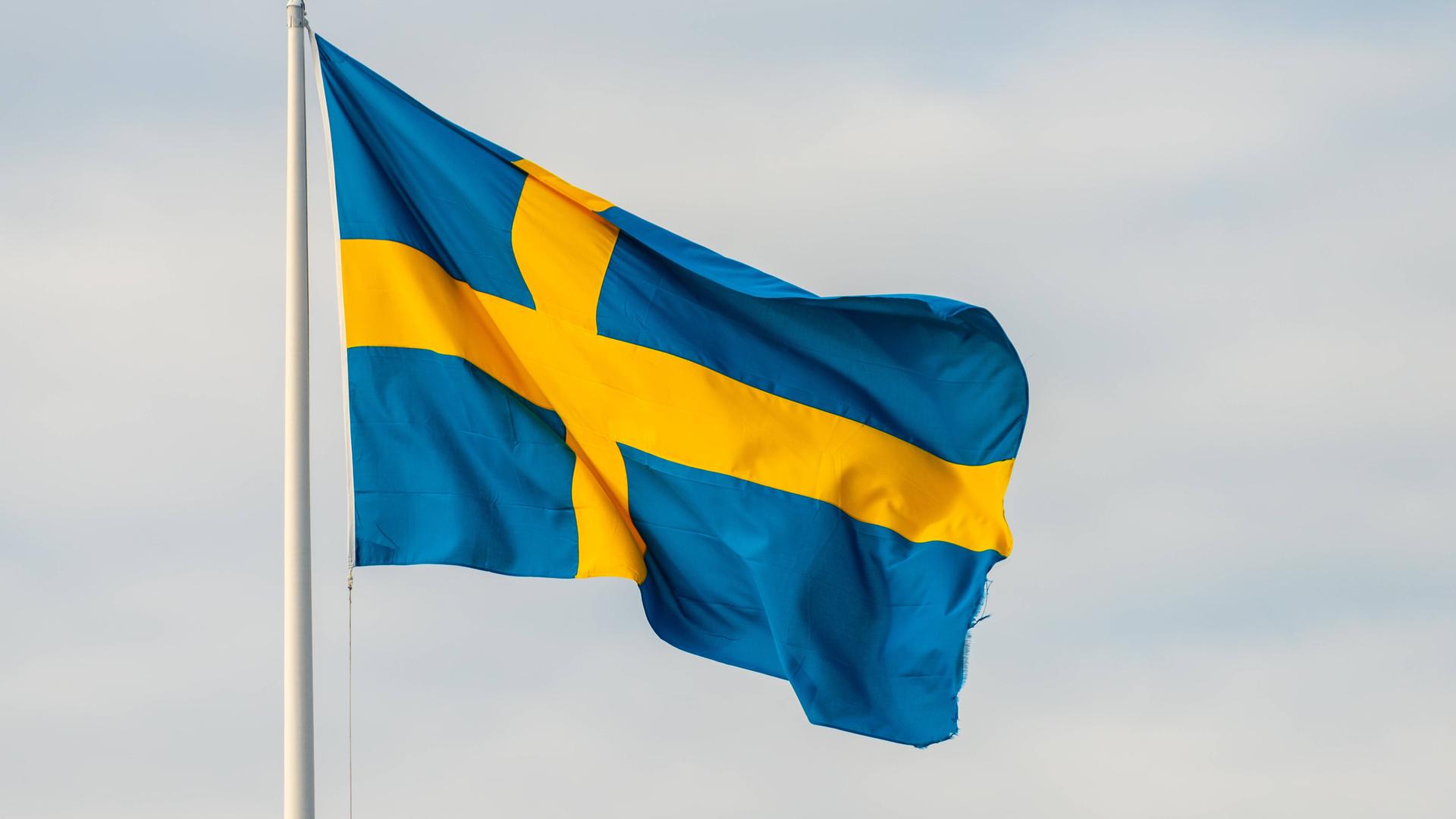Schwedische Flagge, die im Wind weht.