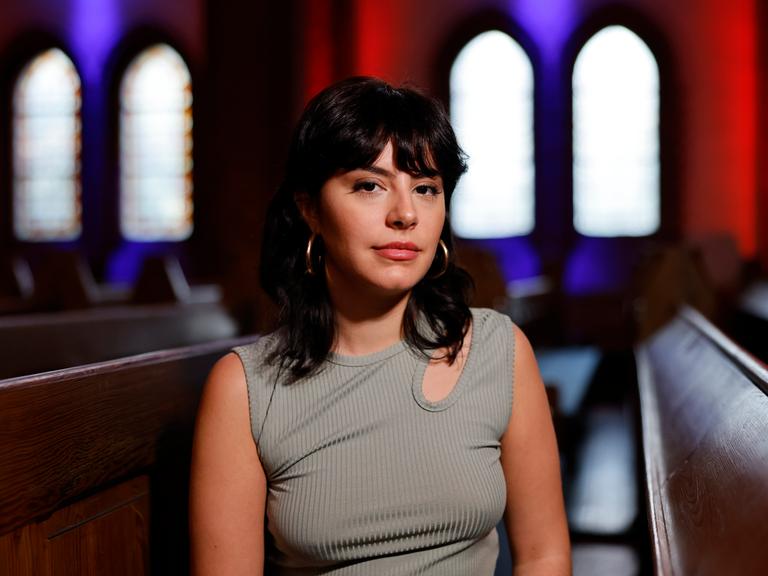 Buchautorin Şeyda Kurt posiert in der Kulturkirche Köln für ein Foto. Buchautorin Şeyda Kurt posiert in der Kulturkirche Köln für ein Foto.