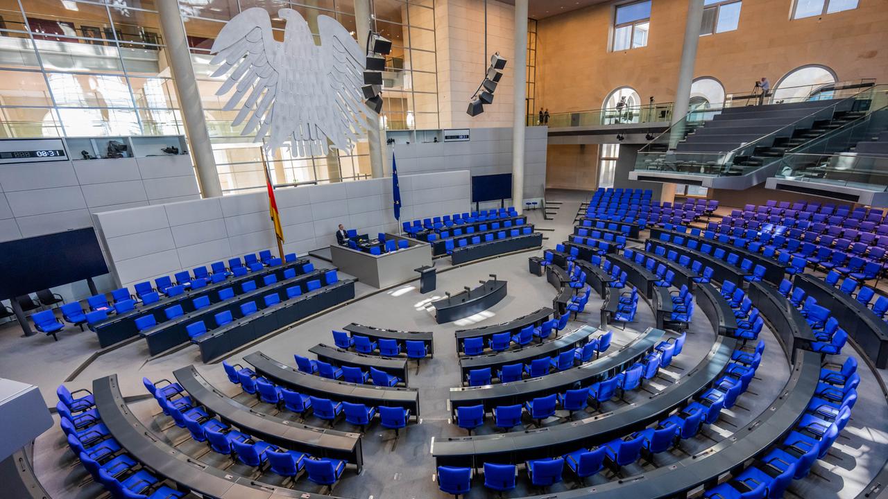 Blick in den leeren Plenarsaal im Bundestag vor der Sommerpause Blick in den leeren Plenarsaal im Bundestag vor der Sommerpause