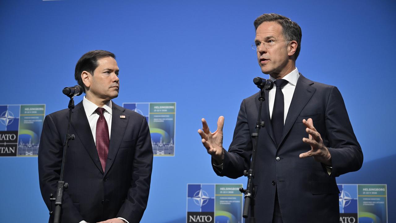 US-Außenminister Marco Rubio schaut zu NATO-Generalsekretär Mark Rutte, der beim NATO-Treffen im schwedischen Helsingborg spricht. 