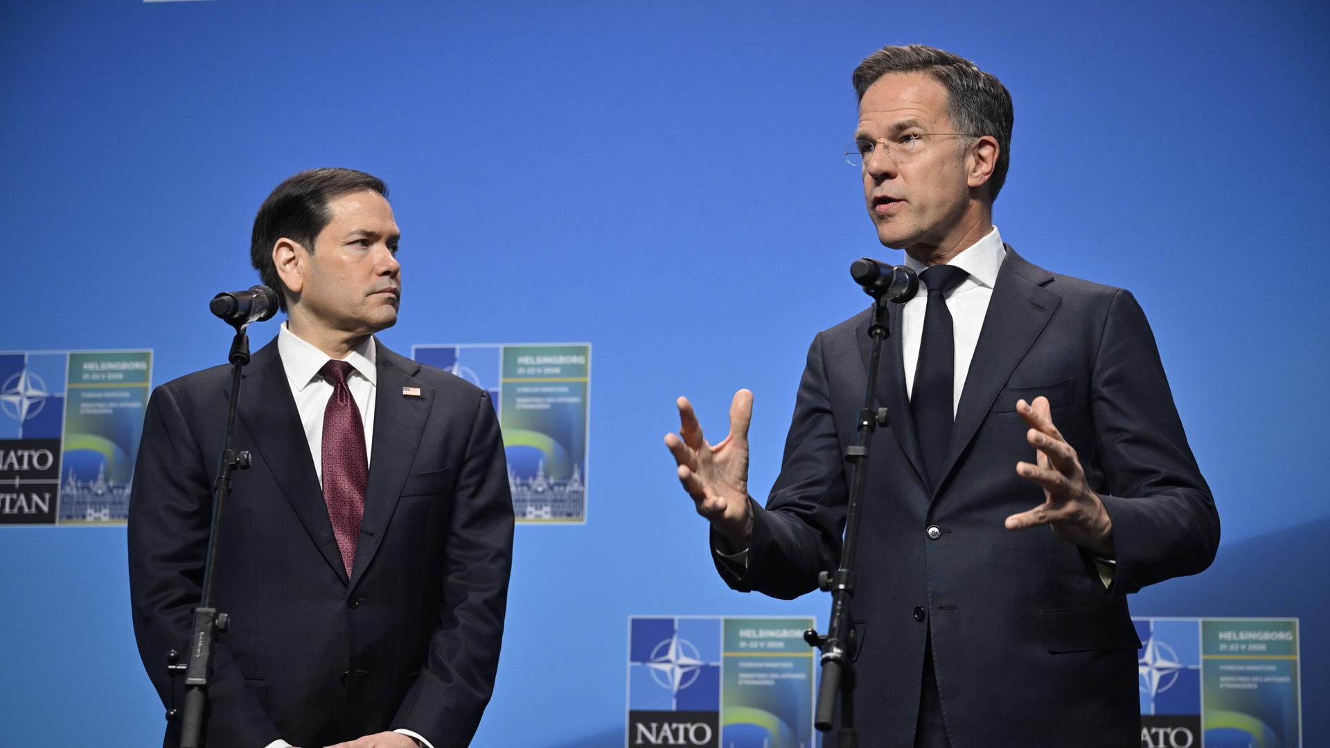 US-Außenminister Marco Rubio schaut zu NATO-Generalsekretär Mark Rutte, der beim NATO-Treffen im schwedischen Helsingborg spricht. US-Außenminister Marco Rubio schaut zu NATO-Generalsekretär Mark Rutte, der beim NATO-Treffen im schwedischen Helsingborg spricht.
