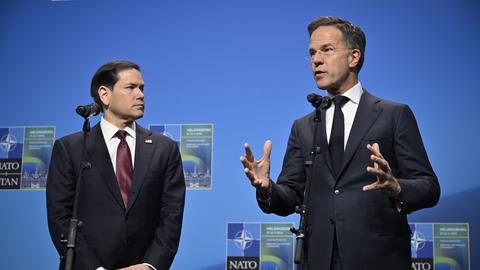 US-Außenminister Marco Rubio schaut zu NATO-Generalsekretär Mark Rutte, der beim NATO-Treffen im schwedischen Helsingborg spricht. 