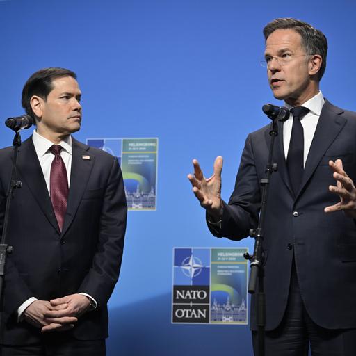 US-Außenminister Marco Rubio schaut zu NATO-Generalsekretär Mark Rutte, der beim NATO-Treffen im schwedischen Helsingborg spricht. 