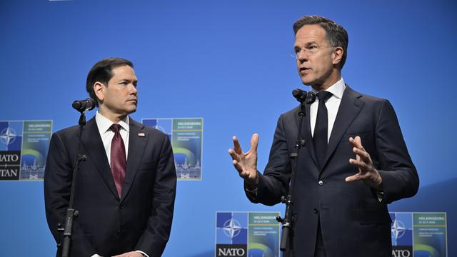 US-Außenminister Marco Rubio schaut zu NATO-Generalsekretär Mark Rutte, der beim NATO-Treffen im schwedischen Helsingborg spricht. 