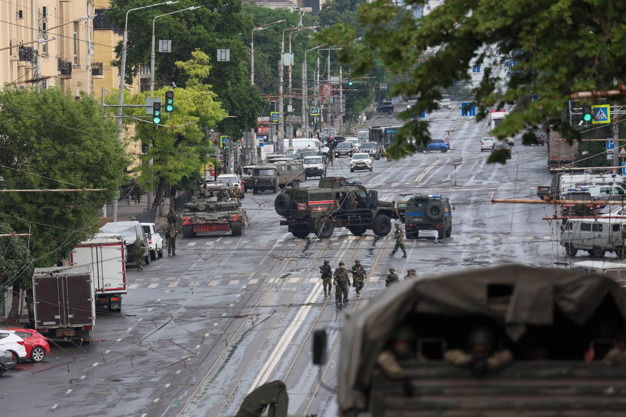 Blick auf eine große Straße in Rostow am Don. Mehrere Militärfahrzeuge haben die Straße abgesperrt.