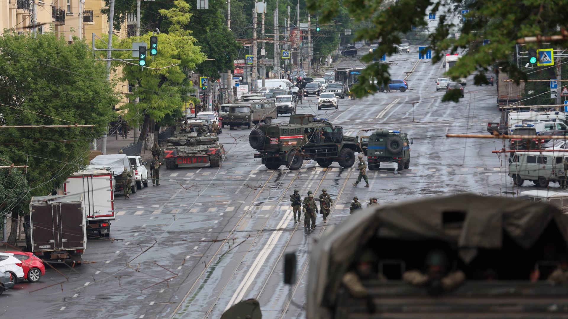 Blick auf eine große Straße in Rostow am Don. Mehrere Militärfahrzeuge haben die Straße abgesperrt.