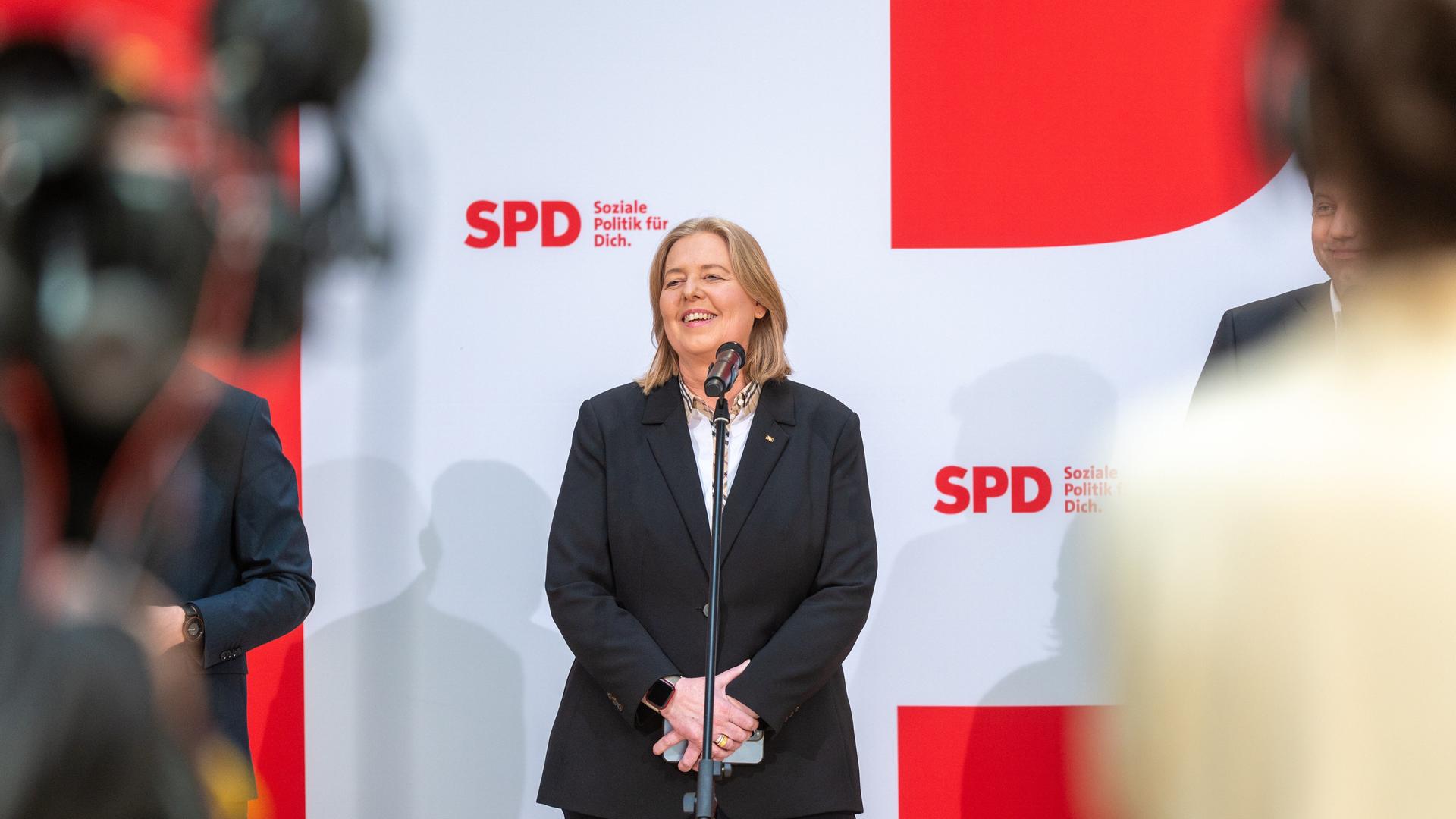Bundesarbeitsministerin Bärbel Bas (SPD) lächelt bei einer Pressekonferenz
