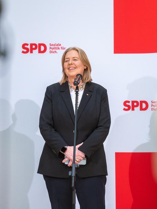 Bundesarbeitsministerin Bärbel Bas (SPD) lächelt bei einer Pressekonferenz