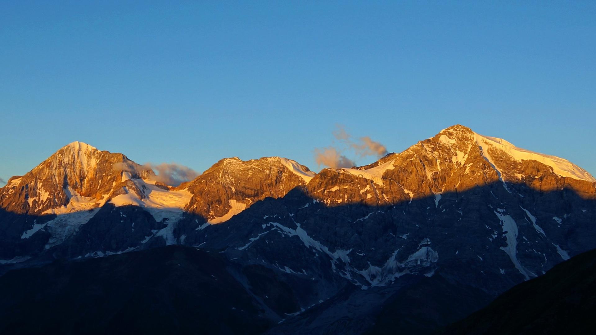 Sonnenaufgang über einer Berggette, den Ortler-Alpen in Südtirol. Sonnenaufgang über einer Berggette, den Ortler-Alpen in Südtirol.
