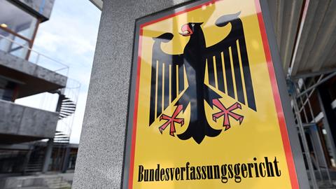 Ein Schild mit Bundesadler und dem Schriftzug "Bundesverfassungsgericht".